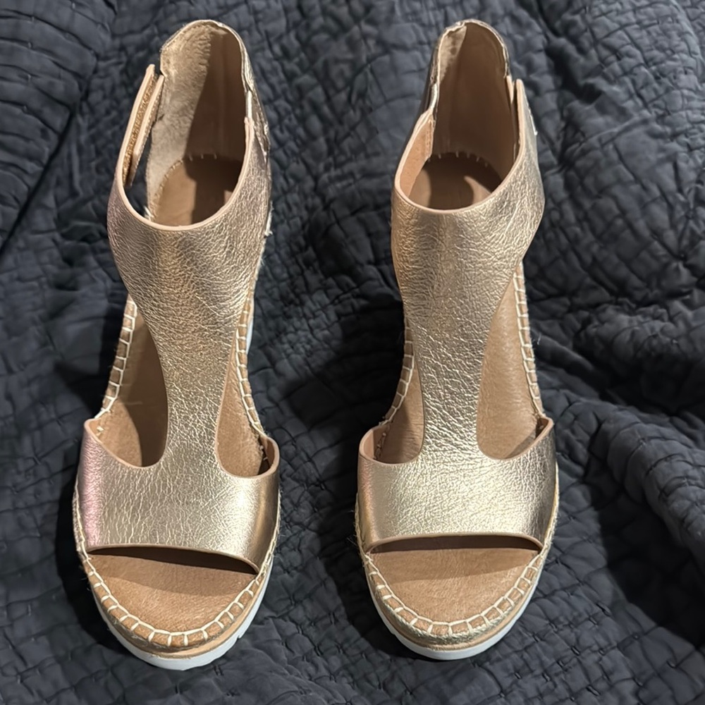 Gentle Souls Gold Wedge Sandals with Open-Toe Design. No box